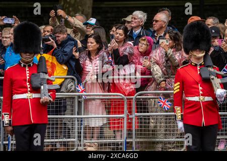 © Jeff Moore. königliche Fans im Regen auf der Mall für die Trooping the Colour 15/06/2024 Stockfoto