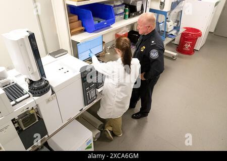 Wissenschaftler mit CBP Laboratories und Scientific Services führen Drogentests im Port of Memphis Forward Operationslabor durch, 22. Juli 2021. CBP-Foto von Jerry Glaser Stockfoto