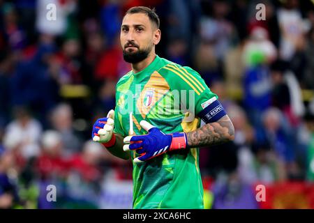 Dortmund, Deutschland. Juni 2024. Gianluigi Donnarumma aus Italien sieht beim Gruppenspiel der EM 2024 zwischen Italien und Albanien im BVB-Stadion in Dortmund (Deutschland) am 15. Juni 2024 an. Quelle: Insidefoto di andrea staccioli/Alamy Live News Stockfoto