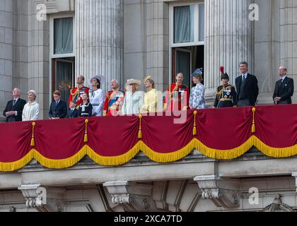 London, Großbritannien, 15. Juni 2024. König Charles und Königin Camilla betreten den Balkon des Buckingham Palace nach der Zeremonie „Trooping of the Colour“, gefolgt von Prinz und Prinzessin von Wales und ihren Kindern und anderen Königen. Stockfoto