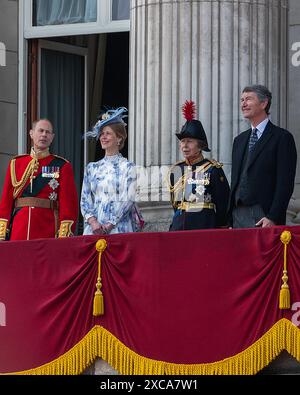 London, Großbritannien, 15. Juni 2024. König Charles und Königin Camilla betreten den Balkon des Buckingham Palace nach der Zeremonie „Trooping of the Colour“, gefolgt von Prinz und Prinzessin von Wales und ihren Kindern und anderen Königen. Von links nach rechts: Edward Duke of Edinburgh, Lady Louise Windsor, Prinzessin Anne the Princess Royal, Vizeadmiral Timothy Laurence. Die Truppe der Farbe geht auf die Zeit von Karl II. Zurück. Die Zeremonie findet jedes Jahr im Juni bei der Horse Guards Parade statt und feiert den offiziellen Geburtstag des Souveräns. Stockfoto