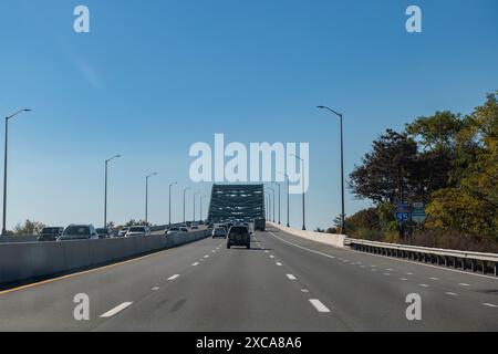 Maine, USA - 28. Oktober 2023: Auf der Piscateque River Bridge fahren Sie über die Interstate 95 vom Bundesstaat Maine in den Bundesstaat New Ham Stockfoto