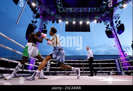 Eworitse Ezra Arenyeka (links) und Ben Whittaker im freien IBF International Light Heavyweight-Kampf im Selhurst Park, London. Bilddatum: Samstag, 15. Juni 2024. Stockfoto