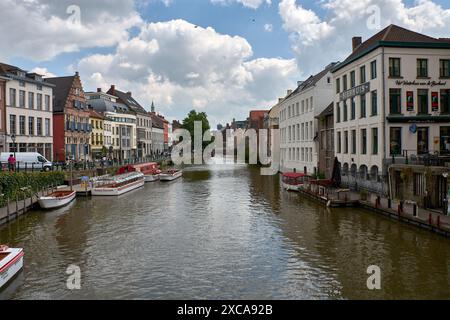 GANTE, BELGICA;Junio,06,2024 de 2014; Horizontalansicht der alten Architektur entlang Kraanlei von Vleeshuisbrug an der Leie im Zentrum von Gent, BE Stockfoto