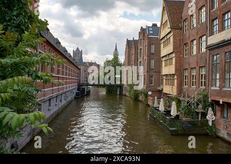 GANTE, BELGICA;Junio,06,2024 de 2014; Horizontalansicht der alten Architektur entlang Kraanlei von Vleeshuisbrug an der Leie im Zentrum von Gent, BE Stockfoto