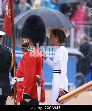 London Großbritannien 15. Juni 2024 Trotz des Regens strahlt Kate Middleton Eleganz in einem wunderschönen weißen Kleid bei der Trooping the Colour Ceremony 2024 aus Stockfoto