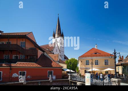 Sibiu, Siebenbürgen, Rumänien - 2. Mai 2022: Die lutherische Marienkathedrale von Sibiu und die Brücke der Lügen oder Podul Minciunilor auf dem Kleinen Platz oder Piata Mica, historisches Zentrum von Sibiu. Stockfoto