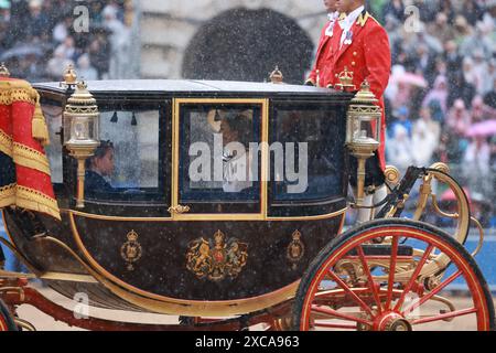 London Großbritannien 15. Juni 2024 Trotz des Regens strahlt Kate Middleton Eleganz in einem wunderschönen weißen Kleid bei der Trooping the Colour Ceremony 2024 aus Stockfoto