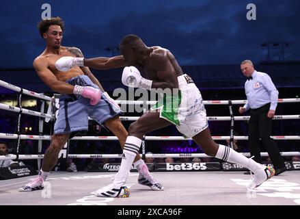 Ben Whittaker (links) und Eworitse Ezra Arenyeka im freien IBF International Light Heavyweight-Kampf im Selhurst Park, London. Bilddatum: Samstag, 15. Juni 2024. Stockfoto