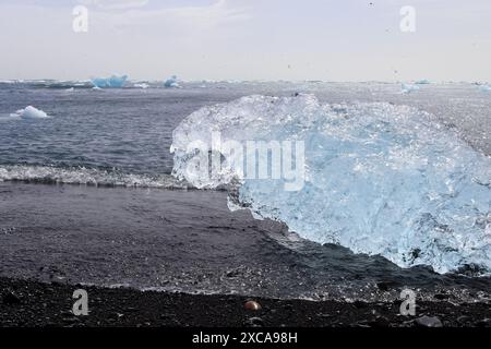 Eisbrocken und Eisberge, die aus dem Gletscher in der berühmten Gletscherlagune in Island gespült wurden Stockfoto