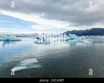 Blick auf die Eisberge, die im Wasser in der berühmten Gletscherlagune auf Island schwimmen Stockfoto