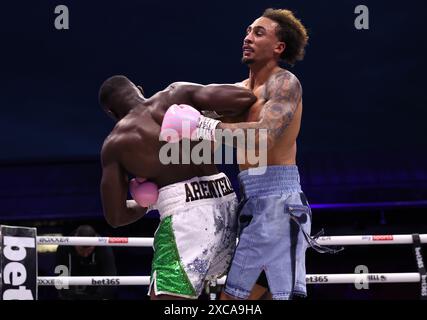 Eworitse Ezra Arenyeka (links) trifft Ben Whittaker mit einem Ellenbogen im freien IBF International Light Heavyweight-Kampf im Selhurst Park, London. Bilddatum: Samstag, 15. Juni 2024. Stockfoto