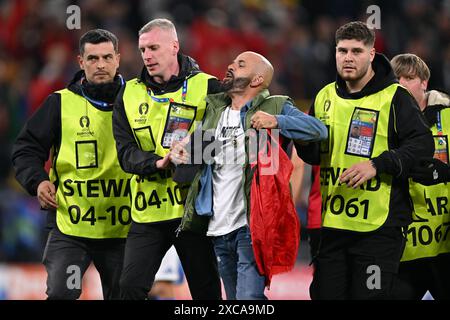 DORTMUND - ein albanischer Unterstützer stürmt das Feld während des Gruppenspiels der UEFA EURO 2024 zwischen Italien und Albanien am 15. Juni 2024 im Signal Iduna Park in Dortmund. ANP | Hollandse Hoogte | Gerrit van Keulen Stockfoto