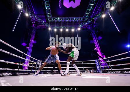 Ben Whittaker (links) und Eworitse Ezra Arenyeka im freien IBF International Light Heavyweight-Kampf im Selhurst Park, London. Bilddatum: Samstag, 15. Juni 2024. Stockfoto