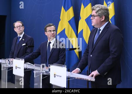 Stockholm, Schweden. Juni 2024. Schwedens Außenminister Tobias Billström, Premierminister Ulf Kristersson und Justizminister Gunnar Strömmer halten eine Pressekonferenz ab, da Johan Floderus und Saeed Azizi, die im Iran inhaftiert waren, nach einem Austausch gegen den Anti-Menschenhandel-Kriminellen Hamid Noury nun in Schweden zu Hause sind. Stockholm, Schweden 15. Juni 2024Foto: Jessica Gow/TT/Code 10070 Credit: TT News Agency/Alamy Live News Stockfoto