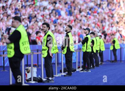 BERLIN, DEUTSCHLAND - 15. JUNI: Stewards beim Spiel der Gruppe B - UEFA EURO 2024 zwischen Spanien und Kroatien im Olympiastadion am 15. Juni 2024 in Berlin. (Foto: Peter Lous/BSR Agency) Stockfoto