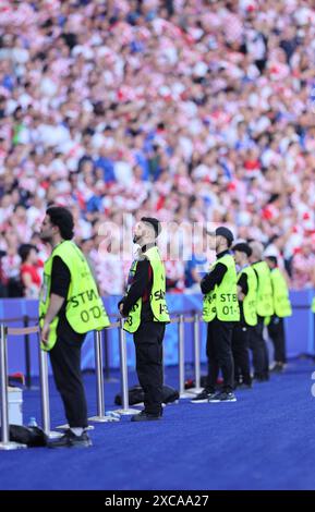 BERLIN, DEUTSCHLAND - 15. JUNI: Stewards beim Spiel der Gruppe B - UEFA EURO 2024 zwischen Spanien und Kroatien im Olympiastadion am 15. Juni 2024 in Berlin. (Foto: Peter Lous/BSR Agency) Stockfoto