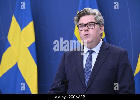 Stockholm, Schweden. Juni 2024. Schwedens Justizminister Gunnar Strömmer hält eine Pressekonferenz ab, da Johan Floderus und Saeed Azizi, die im Iran inhaftiert waren, nach einem Austausch gegen den Menschenhandel-Kriminellen Hamid Noury nun in Schweden zu Hause sind. Stockholm, Schweden 15. Juni 2024Foto: Jessica Gow/TT/Code 10070 Credit: TT News Agency/Alamy Live News Stockfoto