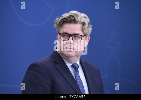 Stockholm, Schweden. Juni 2024. Schwedens Justizminister Gunnar Strömmer hält eine Pressekonferenz ab, da Johan Floderus und Saeed Azizi, die im Iran inhaftiert waren, nach einem Austausch gegen den Menschenhandel-Kriminellen Hamid Noury nun in Schweden zu Hause sind. Stockholm, Schweden 15. Juni 2024Foto: Jessica Gow/TT/Code 10070 Credit: TT News Agency/Alamy Live News Stockfoto