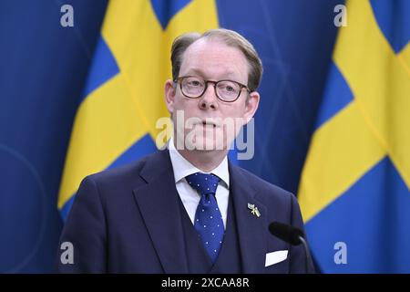 Stockholm, Schweden. Juni 2024. Der schwedische Außenminister Tobias Billström hält eine Pressekonferenz ab, da Johan Floderus und Saeed Azizi, die im Iran inhaftiert waren, nach einem Austausch gegen den Menschenhandel-Kriminellen Hamid Noury nun in Schweden zu Hause sind. Stockholm, Schweden 15. Juni 2024Foto: Jessica Gow/TT/Code 10070 Credit: TT News Agency/Alamy Live News Stockfoto