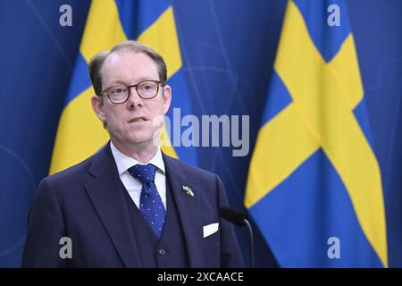 Stockholm, Schweden. Juni 2024. Der schwedische Außenminister Tobias Billström hält eine Pressekonferenz ab, da Johan Floderus und Saeed Azizi, die im Iran inhaftiert waren, nach einem Austausch gegen den Menschenhandel-Kriminellen Hamid Noury nun in Schweden zu Hause sind. Stockholm, Schweden 15. Juni 2024Foto: Jessica Gow/TT/Code 10070 Credit: TT News Agency/Alamy Live News Stockfoto