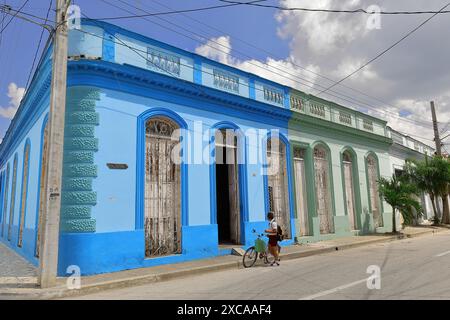 384 einstöckige, vielseitige Gebäudereihe aus dem Jahr 1931 n. Chr. entlang der C.M.Cespedes Street, beginnend an der Ecke Perucho Figueredo Avenue. Bayamo-Kuba. Stockfoto