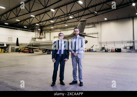 Schweden. Juni 2024. Johan Floderus (rechts) und Saeed Azizi (links) kehren nach ihrer Inhaftierung im Iran nach Hause zurück. Hier sind sie am Flughafen Arlanda, Stockholm, Schweden, gelandet 15. Juni 2024Foto: Tom Samuelsson/Regeringkansliet/TT/10510/Handout Credit: TT News Agency/Alamy Live News Stockfoto