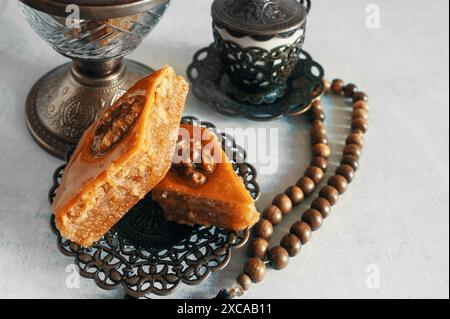 Muslimische Weihnachtsbonbons für Ramadan, Eid al-Fitr und Uraza al-Fitr. Süße, handgemachte Honigbaklava. Hausgemachtes muslimisches süßes Gebäck auf dem Tisch. Stockfoto