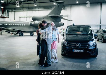 Schweden. Juni 2024. Johan Floderus kehrt nach seiner Inhaftierung im Iran zurück. Hier trifft Floderus seine Familie am Flughafen Arlanda, Stockholm, Schweden, 15. Juni 2024Foto: Tom Samuelsson/Regeringkansliet/TT/10510/Handout Credit: TT News Agency/Alamy Live News Stockfoto