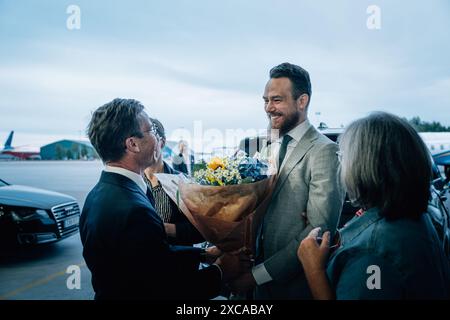 Schweden. Juni 2024. Johan Floderus kehrt nach seiner Inhaftierung im Iran zurück. Hier wird Floderus vom schwedischen Premierminister Ulf Kristersson am Flughafen Arlanda, Stockholm, Schweden, begrüßt 15. Juni 2024Foto: Tom Samuelsson/Regeringkansliet/TT/10510/Handout Credit: TT News Agency/Alamy Live News Stockfoto