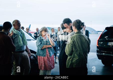 Schweden. Juni 2024. Johan Floderus kehrt nach seiner Inhaftierung im Iran zurück. Hier trifft Floderus seine Familie am Flughafen Arlanda, Stockholm, Schweden, 15. Juni 2024Foto: Tom Samuelsson/Regeringkansliet/TT/10510/Handout Credit: TT News Agency/Alamy Live News Stockfoto