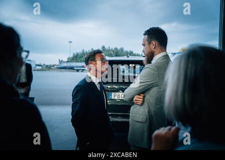 Schweden. Juni 2024. Johan Floderus kehrt nach seiner Inhaftierung im Iran zurück. Hier wird Floderus vom schwedischen Premierminister Ulf Kristersson am Flughafen Arlanda, Stockholm, Schweden, begrüßt 15. Juni 2024Foto: Tom Samuelsson/Regeringkansliet/TT/10510/Handout Credit: TT News Agency/Alamy Live News Stockfoto