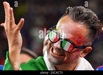 Dortmund, Deutschland. Juni 2024. Fußball, UEFA Euro 2024, Europameisterschaft, Italien - Albanien, Vorrunde, Gruppe B, Spieltag 1, Dortmunder Stadion, ein italienischer Fan jubelt nach dem Sieg seiner Mannschaft. Quelle: Bernd Thissen/dpa/Alamy Live News Stockfoto