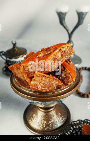 Muslimische Weihnachtsbonbons für Ramadan, Eid al-Fitr und Uraza al-Fitr. Süße, handgemachte Honigbaklava. Hausgemachtes muslimisches süßes Gebäck auf dem Tisch. Stockfoto