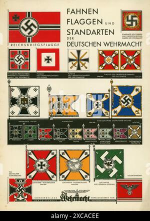 Ein Vintage-Poster aus dem 2. Weltkrieg, auf dem die Fahnen und Standards der traditionellen deutschen Streitkräfte gezeigt werden, wobei die Luftwaffe und die Kriegsmarine zu sehen sind. Die der SS werden nicht angezeigt. Stockfoto