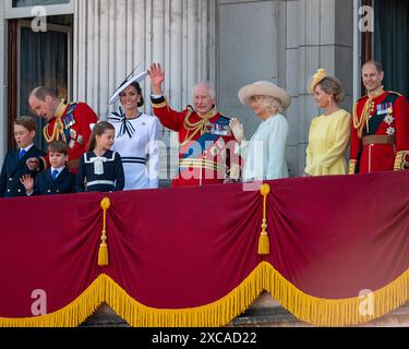 London, Großbritannien, 15. Juni 2024. König Charles und Königin Camilla betreten den Balkon des Buckingham Palace nach der Zeremonie „Trooping of the Colour“, gefolgt von Prinz und Prinzessin von Wales und ihren Kindern und anderen Königen. Stockfoto