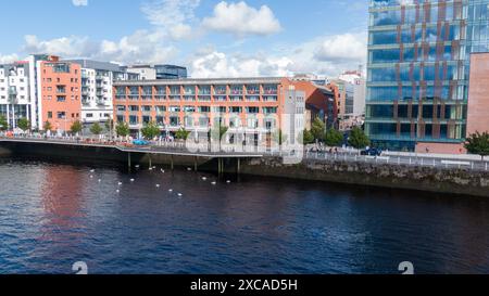 Limerick heute, aus der Vogelperspektive gesehen, ist eine farbenfrohe und wunderschöne Stadt mit dem Fluss Shannon, der durch sie fließt. Limerick, Irland, Juni 05,2024 Stockfoto