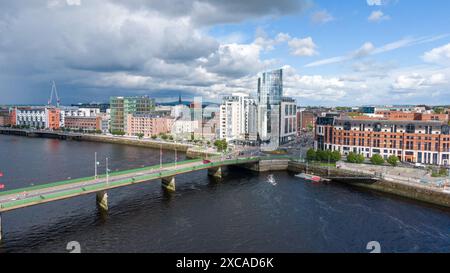 Limerick heute, aus der Vogelperspektive gesehen, ist eine farbenfrohe und wunderschöne Stadt mit dem Fluss Shannon, der durch sie fließt. Limerick, Irland, Juni 05,2024 Stockfoto