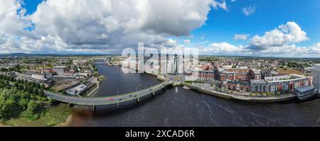 Limerick heute, aus der Vogelperspektive gesehen, ist eine farbenfrohe und wunderschöne Stadt mit dem Fluss Shannon, der durch sie fließt. Limerick, Irland, Juni 05,2024 Stockfoto