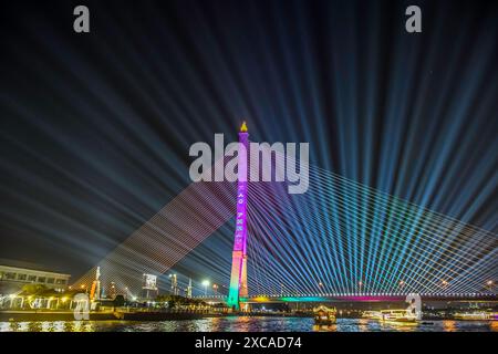 Neonbeleuchtung auf der Rama VIII Brücke am chao phraya Fluss in Bangkok bei Nacht Stockfoto