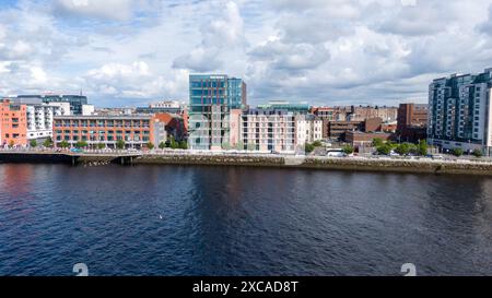 Limerick heute, aus der Vogelperspektive gesehen, ist eine farbenfrohe und wunderschöne Stadt mit dem Fluss Shannon, der durch sie fließt. Limerick, Irland, Juni 05,2024 Stockfoto