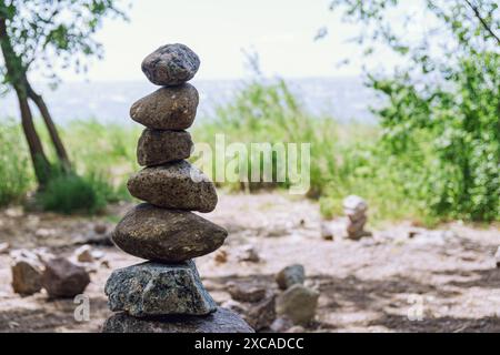 Ein Haufen rauer Steine am Ufer symbolisiert Balance und Ruhe Stockfoto