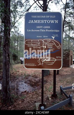 Jamestown, VA USA 9/1993. Jamestown war Englands erste erfolgreiche Siedlung in Virginia, die am 13. Mai 1607 an ihrem ausgewählten Ort am James River ankam, wo drei Schiffe, die Susan Constant, Godspeed und Discovery, von der Virginia Company of London gechartert, um ihre 104 Passagiere zu besiedeln (einer starb während der Reise) und eine Summe von 39 Soldaten, alle 143 waren Männer. Stockfoto