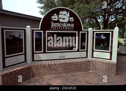 Jamestown, VA USA 9/1993. Jamestown war Englands erste erfolgreiche Siedlung in Virginia, die am 13. Mai 1607 an ihrem ausgewählten Ort am James River ankam, wo drei Schiffe, die Susan Constant, Godspeed und Discovery, von der Virginia Company of London gechartert, um ihre 104 Passagiere zu besiedeln (einer starb während der Reise) und eine Summe von 39 Soldaten, alle 143 waren Männer. Stockfoto