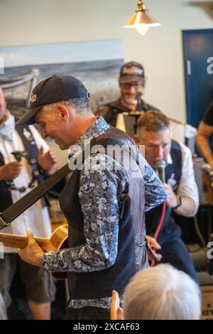 Die Monkeyfists spielen im Windjammer Cafe and Bar, Teil des Falmouth International Sea Shanty Festivals Stockfoto