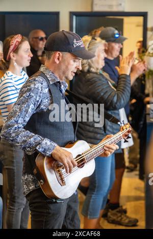 Die Monkeyfists spielen im Windjammer Cafe and Bar, Teil des Falmouth International Sea Shanty Festivals Stockfoto