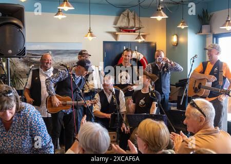 Die Monkeyfists spielen im Windjammer Cafe and Bar, Teil des Falmouth International Sea Shanty Festivals Stockfoto