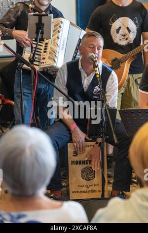 Die Monkeyfists spielen im Windjammer Cafe and Bar, Teil des Falmouth International Sea Shanty Festivals Stockfoto