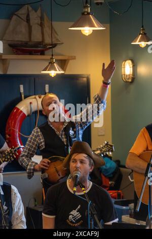 Die Monkeyfists spielen im Windjammer Cafe and Bar, Teil des Falmouth International Sea Shanty Festivals Stockfoto