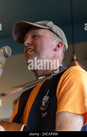 Die Monkeyfists spielen im Windjammer Cafe and Bar, Teil des Falmouth International Sea Shanty Festivals Stockfoto